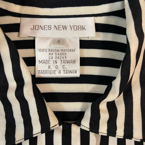 Jones New York top/ shirt blouse stripped off white/ black size 4 - Picture 3 of 5